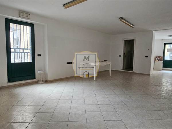 CHIAVARI-NEGOZIO-63MQ